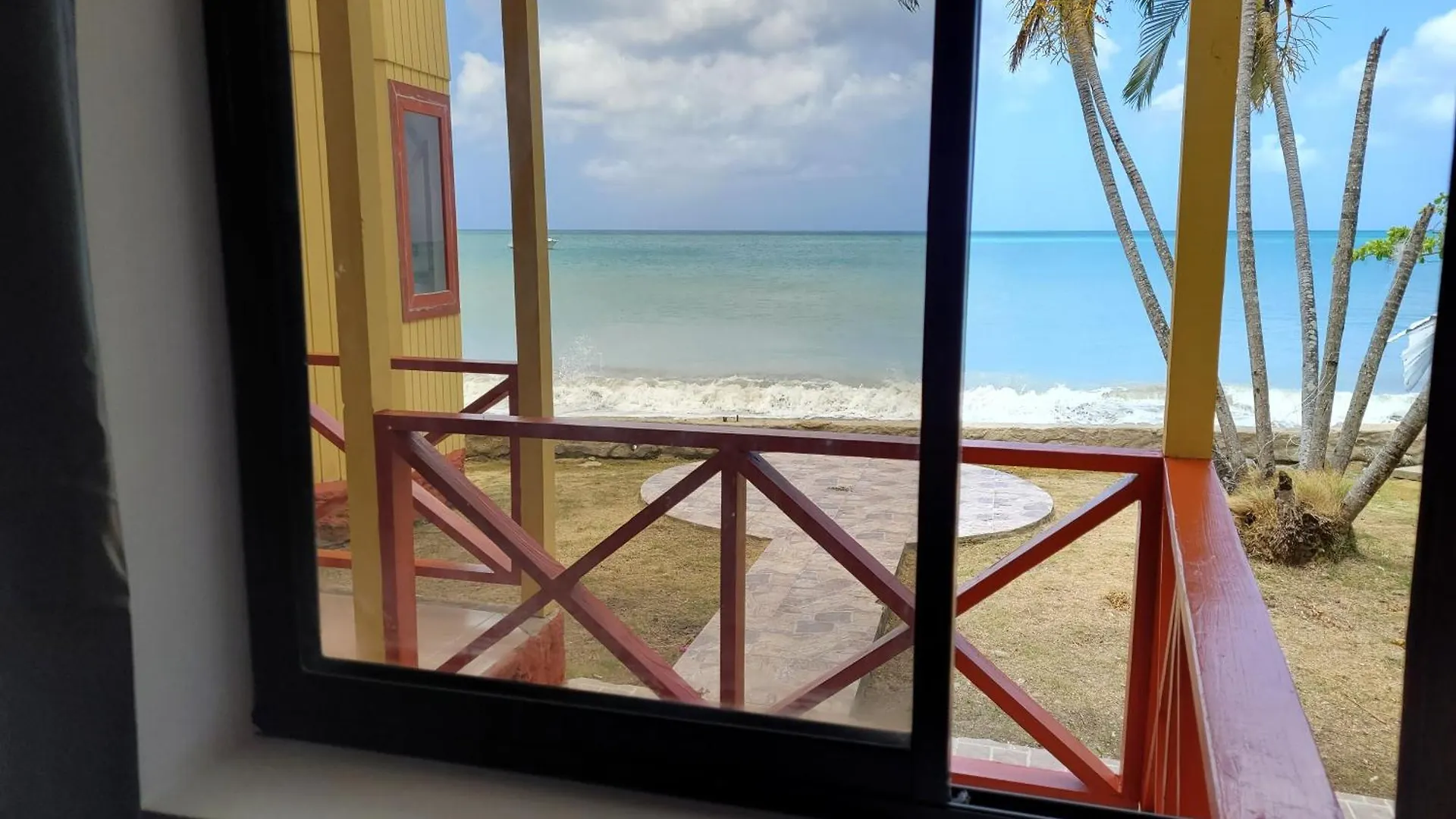 Cabanas Y Restaurante Miss Elma Fresh Water Bay Alloggio in famiglia